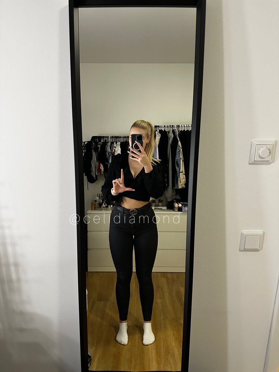 Mit meinem Alpha, besuchen wir deine Wohnung und nehmen das, was uns zu steht. Du kniest daneben, schaust zu und bekommst eine volle Ladung Ketchup auf dein Kopf Gespritzt haha Oder soll doch lieber was anderes in dein Gesicht abgespritzt werden? ;)
Du bist ein Loser