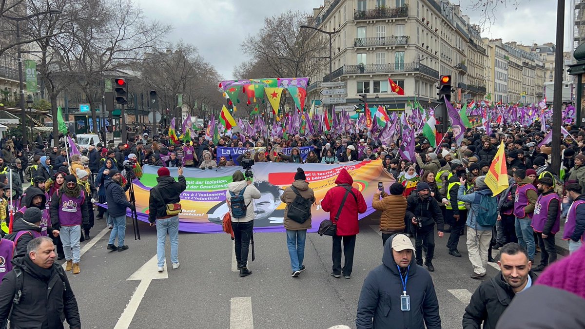 Üç kadın devrimcinin katledilmesinin yıldönümü dolayısıyla Paris’te toplanan binlerce kişi “Hakikat için Adalet” şiarıyla yürüyüş den kareler..

<a href="/dilan_dirayet/">Dilan Dirayet Taşdemir</a> 
<a href="/dilanctnky_/">Dîlan Çetinkaya</a> 
<a href="/nurselaydogan58/">Nursel AYDOĞAN</a>