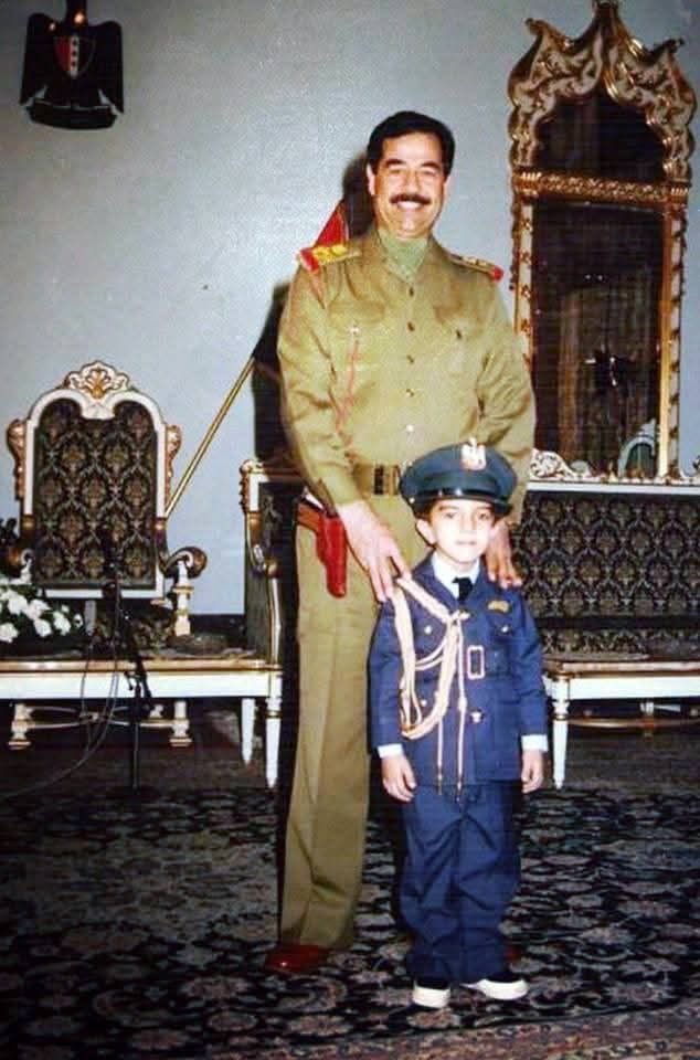 veg64p's tweet photo. صورة من زمن الدولة، حين كانت الرمزية تُصنع بعناية، والرسائل تُرسل بالصورة قبل الكلام.
حضور السلطة، وهيبة الزي، وطفل يُجسّد فكرة المستقبل كما أرادتها الدولة آنذاك.
صورة تختصر مرحلة كاملة من تاريخ العراق، بكل ما لها وما عليها. https://t.co/E6Io7gQwT0