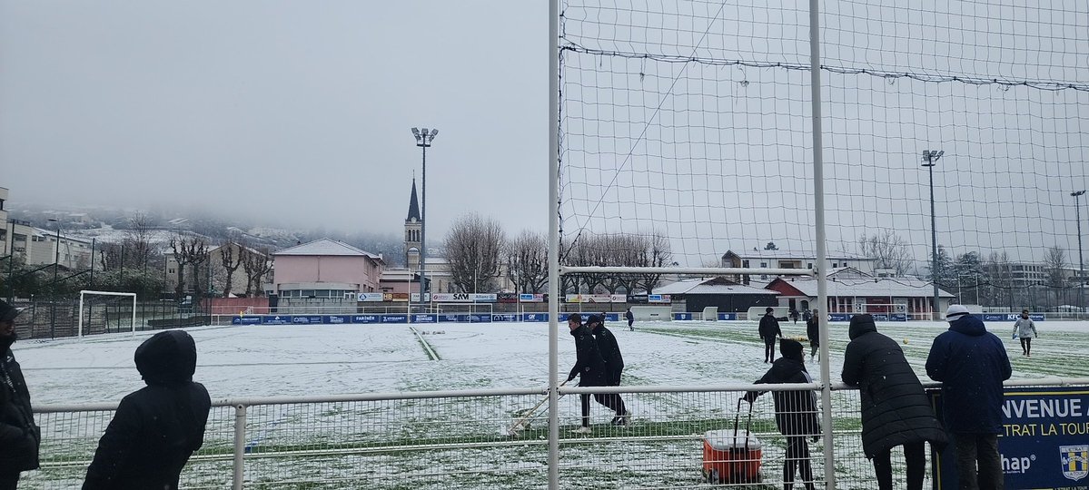 TRIBUNESTE42100's tweet image. Le match est reporté à 15h15 au grand maximum en raison de la neige ❄️