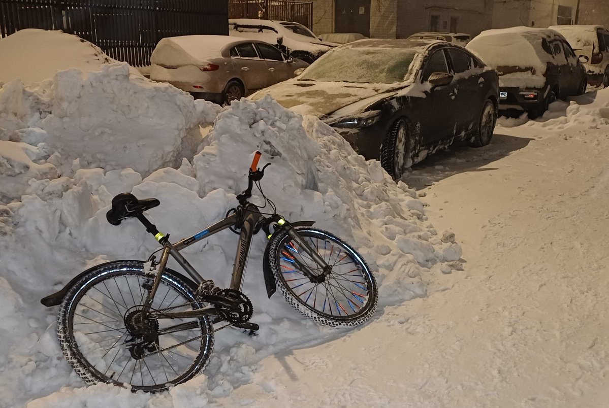 Официальное подтверждение моей крейзанутости - попытка покататься на велике в снежной Мск. 5 км ощущаются как 20, а 10 - как все 40. Заднее колесо дрифтит постоянно, переднее иногда присоединяется.

Ну каеф, конечно.