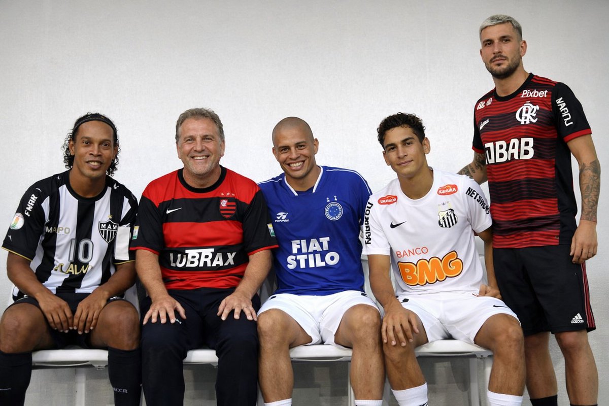 Considerando BOLA JOGADA apenas no futebol brasileiro.

Ronaldinho, Petkovic, Alex e Ganso.

Quem levanta para o Arrascaeta sentar?