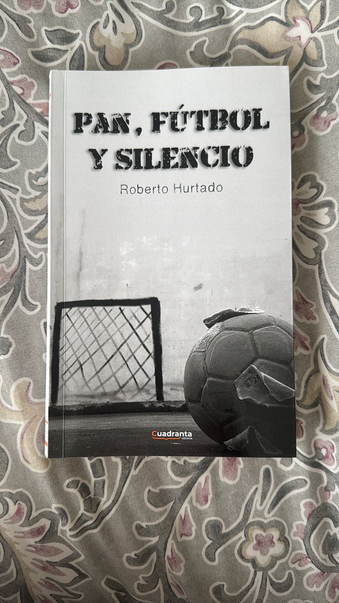 Segundo #libro del año. Lleno de metáforas y comparaciones certeras, describe #Elche en la primera posguerra a través de múltiples personajes reconocibles en los estereotipos de la época. Retrato de la ciudad y su entorno. 

<a href="/cuadranta/">Editorial Cuadranta</a> @robertohurtado