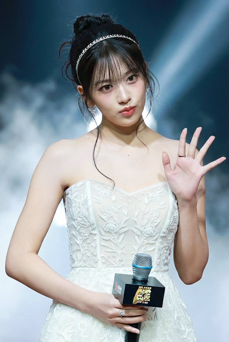 HB03YUJIN's tweet image. setelah namanya dipanggil, Yujin maju ke bagian depan hall dan menerima mic dari Aaron.

"Selamat malam bakheroes dan bakmates yang berbahagia hari ini. Terima kasih sudah memberikan kesempatan kepada saya untuk menyampaikan speech malam ini —