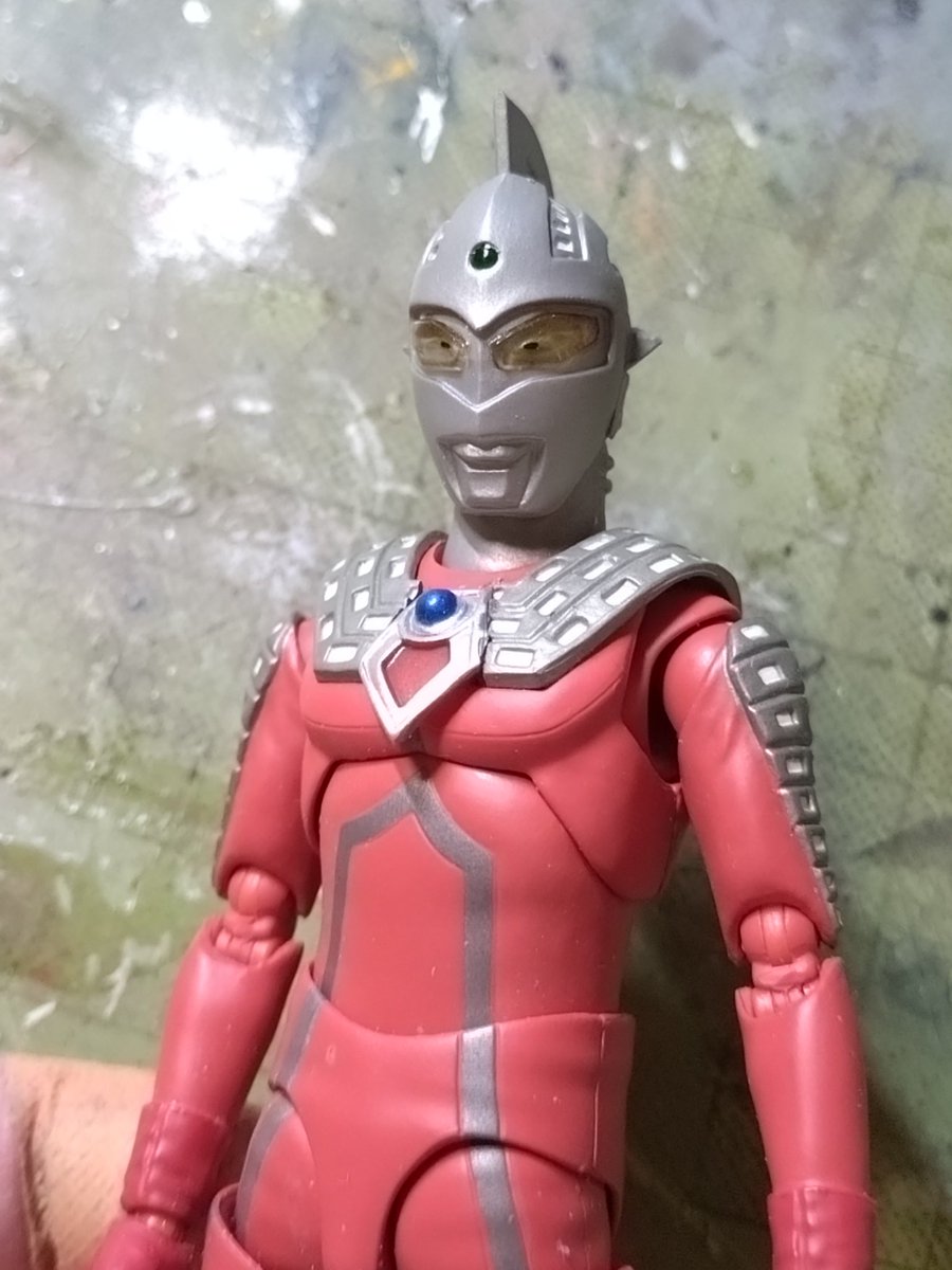 セブンの胸に、ソフビタロウのカラータイマー部分を移植。この程度なら