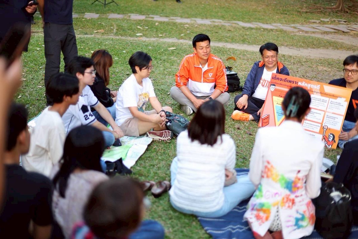 ในวันเด็กปีนี้ ผมและผู้สมัคร สส. จากพรรคประชาชน ได้จัดกิจกรรมล้อมวงคุยนโยบายด้านการศึกษากับผู้เข้าร่วมที่หลากหลาย ณ สวนเบญจสิริ
.
หากพรรคประชาชนได้รับโอกาสจากประชาชนให้เข้าไปเป็นรัฐบาล เราให้คำมั่นสัญญาว่าเราจะสร้าง “การศึกษาที่มีความหมาย การศึกษาที่มีความสุข