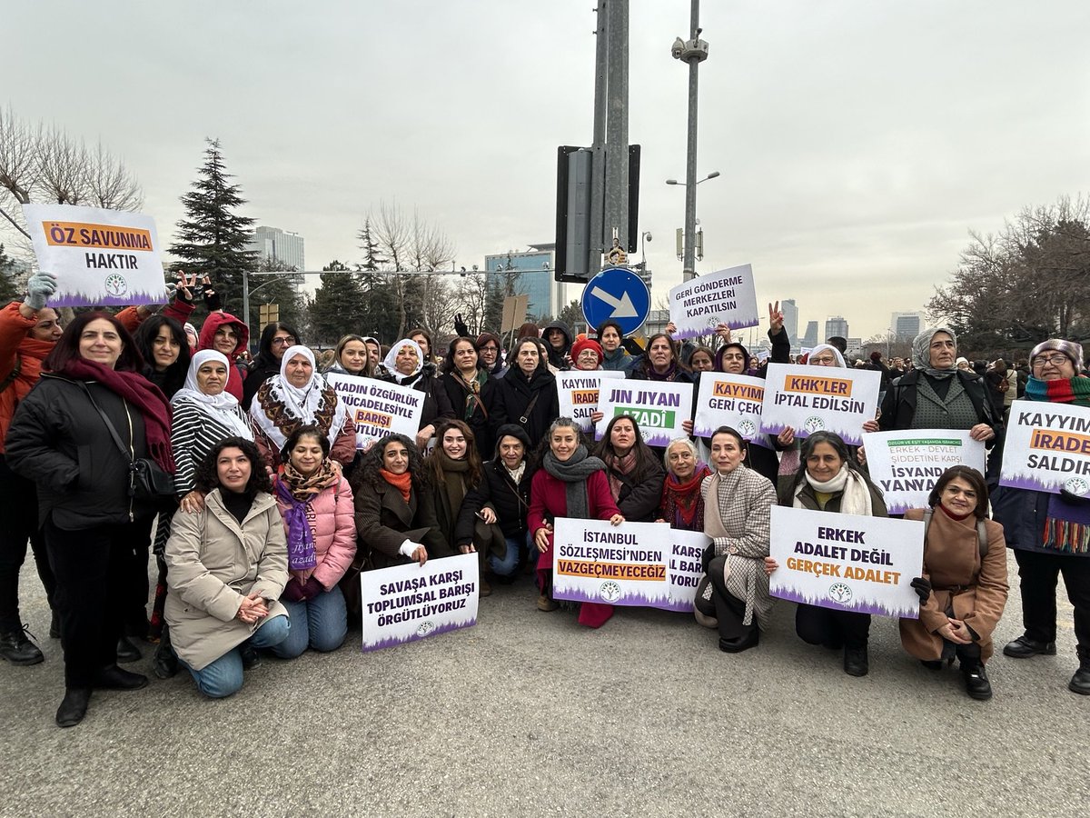 Tandoğan Meydanı’nda #KadınMitingi’nde kadın mücadelemizden aldığımız güçle; erkek egemenliğine, eşitsizliğe ve erkek devlet şiddetine karşı sözümüzü, itirazımızı ve isyanımızı haykırdık.

Haklarımıza, hayatlarımıza, özgürlüklerimize ve kazanımlarımıza göz diken eril zihniyete