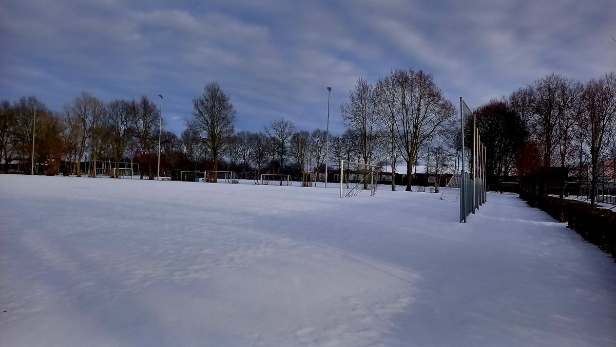 💙🤍 Voor wie zich afvraagt hoe het op onze velden gaat:

Overal ligt nog sneeuw. Vooral de parkeerplaats is erg glad. Het sportpark blijft nog wel even gesloten.

Ook als je alleen even gaat kijken bij de ingang: doe voorzichtig!

#wijzijnseh
