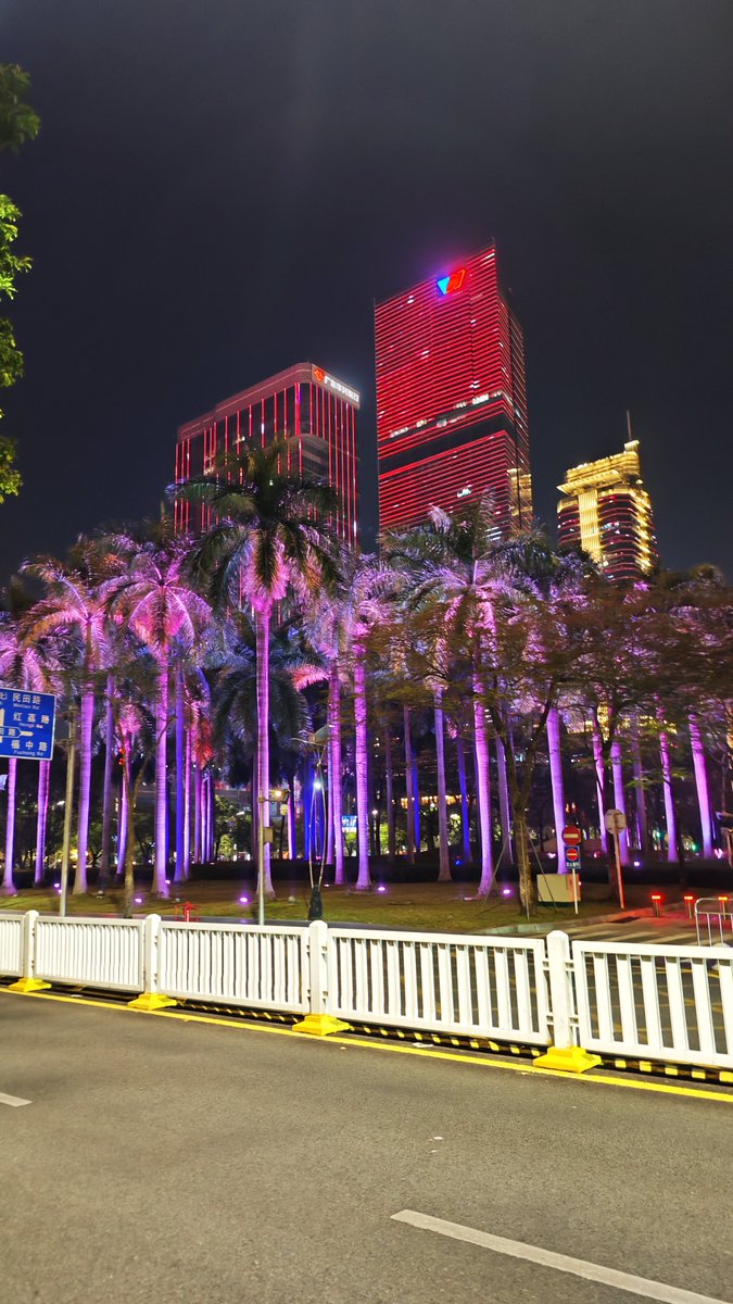 ShenzhenPages's tweet photo. When you walk on a Saturday evening in Shenzhen's downtown Futian Central Business District and the light show starts to play... 🤩 https://t.co/1xgZnIX6XS
