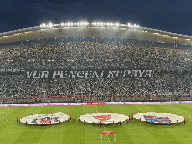 Atatürk Olimpiyat Stadyumu’nda oynanılan son iki finalde Büyük Beşiktaş Taraftarının yaptığı gövde gösterisi. 🦅🔥