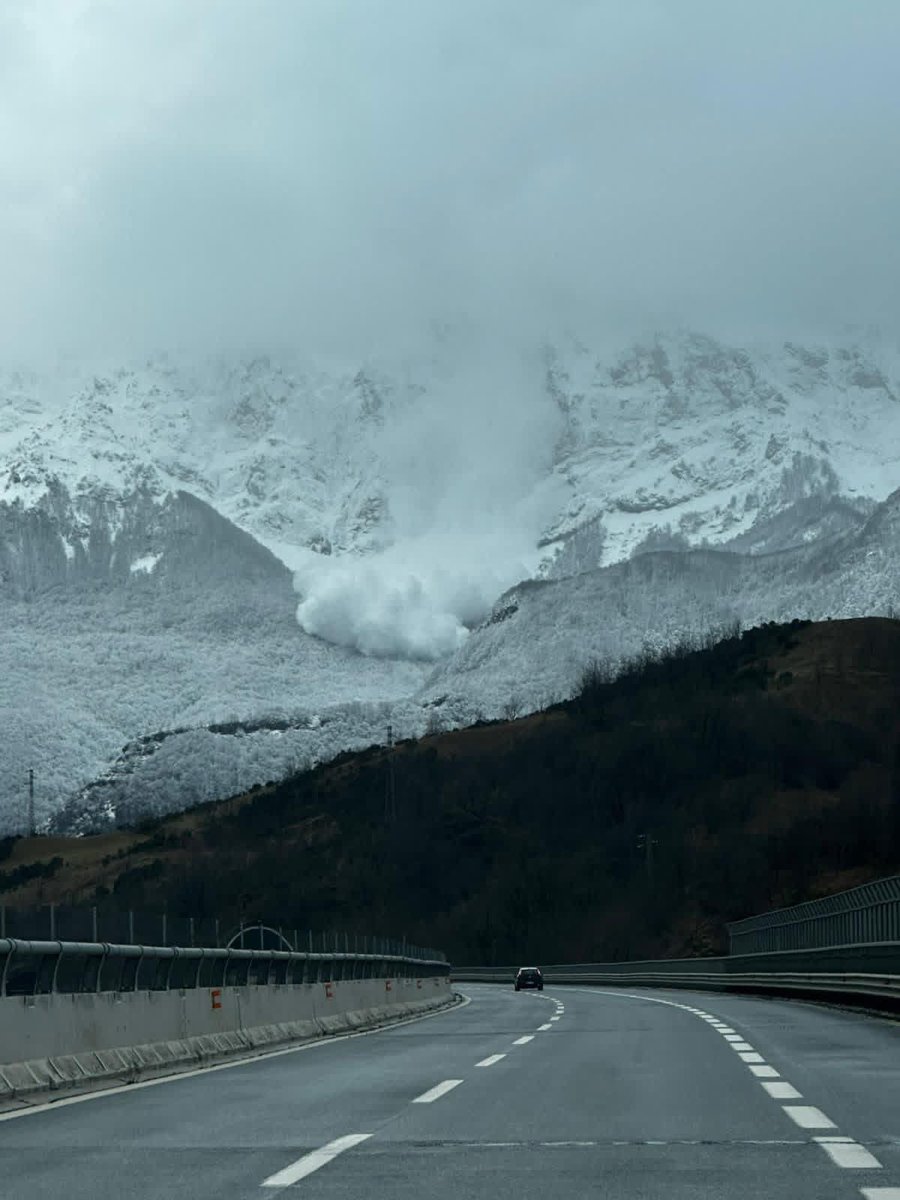 Una grossa valanga è stata fotografata poco fa, dall'autostrada Roma-Teramo, sulla parete nord del Gran Sasso. 

Fortunatamente il tutto è avvenuto in una zona boschiva disabitata.