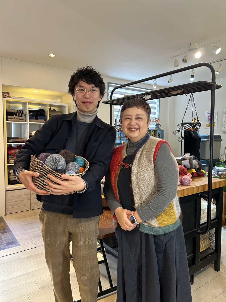 今日は演出の塙翔平さんと、衣裳デザイナーの中野とし子先生のミーティングがありました。

今回のプロダクションでは、国産シルクをご自分で糸を作り、染め、デザインする中野先生の素晴らしい色と形のニットの衣裳が、『ラ・ボエーム』の世界を表現するのに使われます。

instagram.com/tbsglowdia_cla…