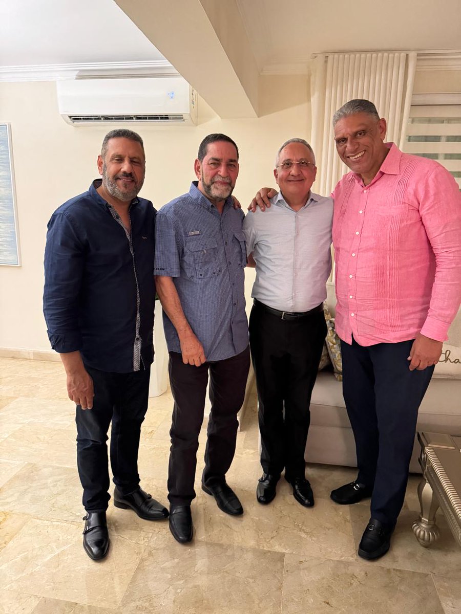 Anoche, junto al Cónsul Dominicano en NY, Jesús Vásquez,  su esposa y algunos invitados, conpartimos, en el DN, una rica cena en casa del Vice Cónsul de NY Tamiris García Marcano, su esposa y su hermano José, de quienes recibimos una atención exquisita !