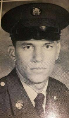 hmcrem's tweet photo. George Strait was stationed in Hawaii as a part of the 25th Infantry Division in 1971, he began performing with a U.S. Army-sponsored band, "Rambling Country" and played off-base under the name 'Santee'.
#GeorgeStrait #USArmy #Unwound
And the rest is MUSIC HISTORY. https://t.co/o4w1GVmKe2