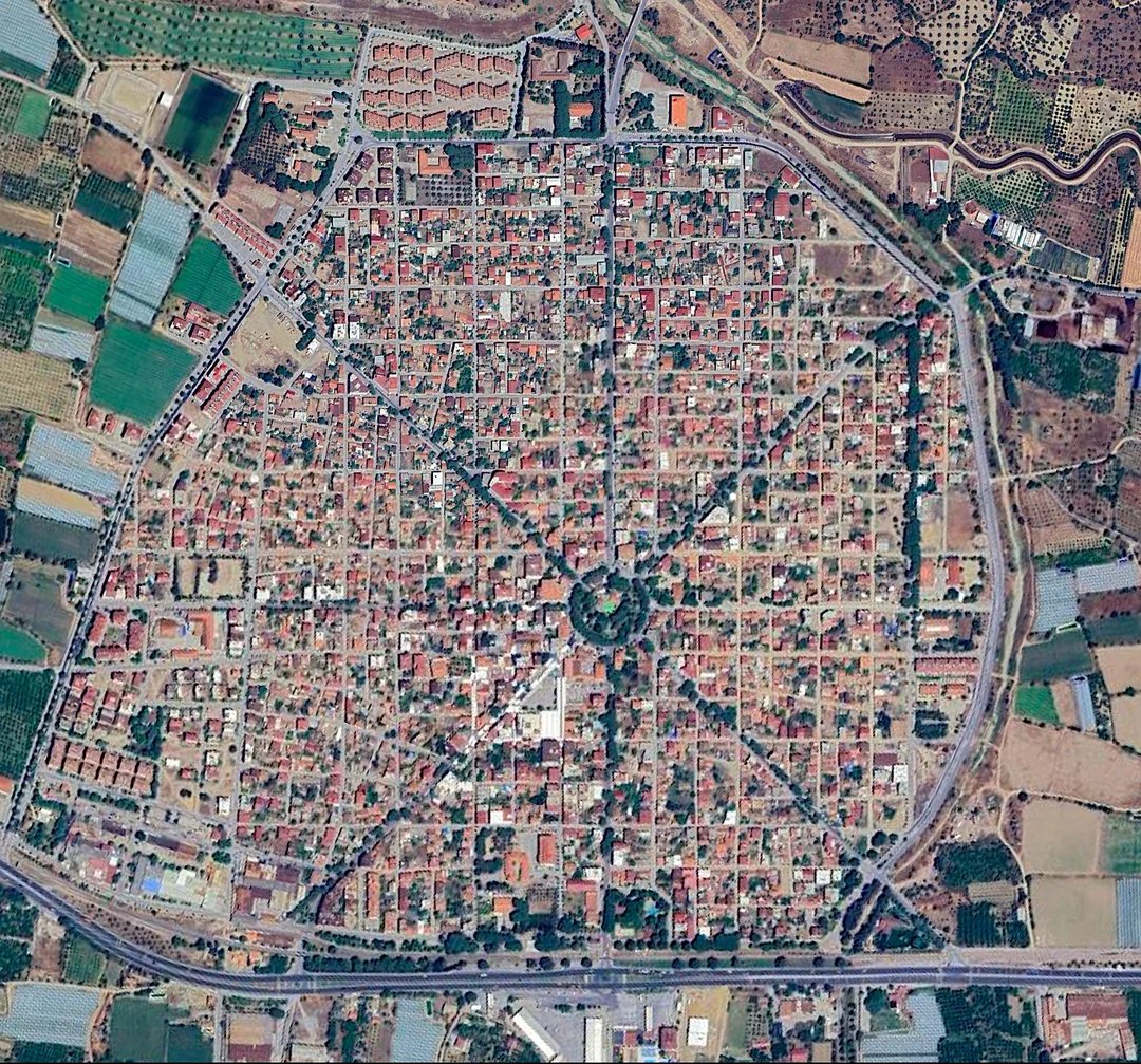 Turkish town Atça 🇹🇷

• During the Greek occupation in 1922, it was burned by the Greek army and later replanned by Atatürk as a model city.