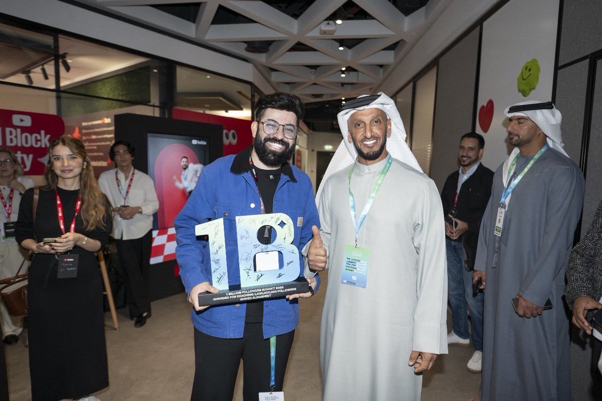 AMB_Alhamed's tweet image. عندما تلتقي العقول الملهمة على أرض الطموحات، لا نكتفي بتشكيل الأفكار، بل نرسم مستقبلاً جديداً يقوده المحتوى الهادف وتحركه قوة الإبداع، وقد تجلى هذا المعنى بكل أبعاده خلال جولتنا في أروقة قمة المليار متابع.. هناك شهدت زخماً استثنائياً يفيض بالطاقة الإبداعية؛ رأيت عقولاً من شتى…