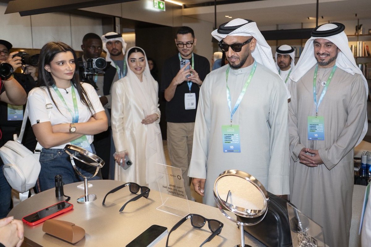 AMB_Alhamed's tweet image. عندما تلتقي العقول الملهمة على أرض الطموحات، لا نكتفي بتشكيل الأفكار، بل نرسم مستقبلاً جديداً يقوده المحتوى الهادف وتحركه قوة الإبداع، وقد تجلى هذا المعنى بكل أبعاده خلال جولتنا في أروقة قمة المليار متابع.. هناك شهدت زخماً استثنائياً يفيض بالطاقة الإبداعية؛ رأيت عقولاً من شتى…