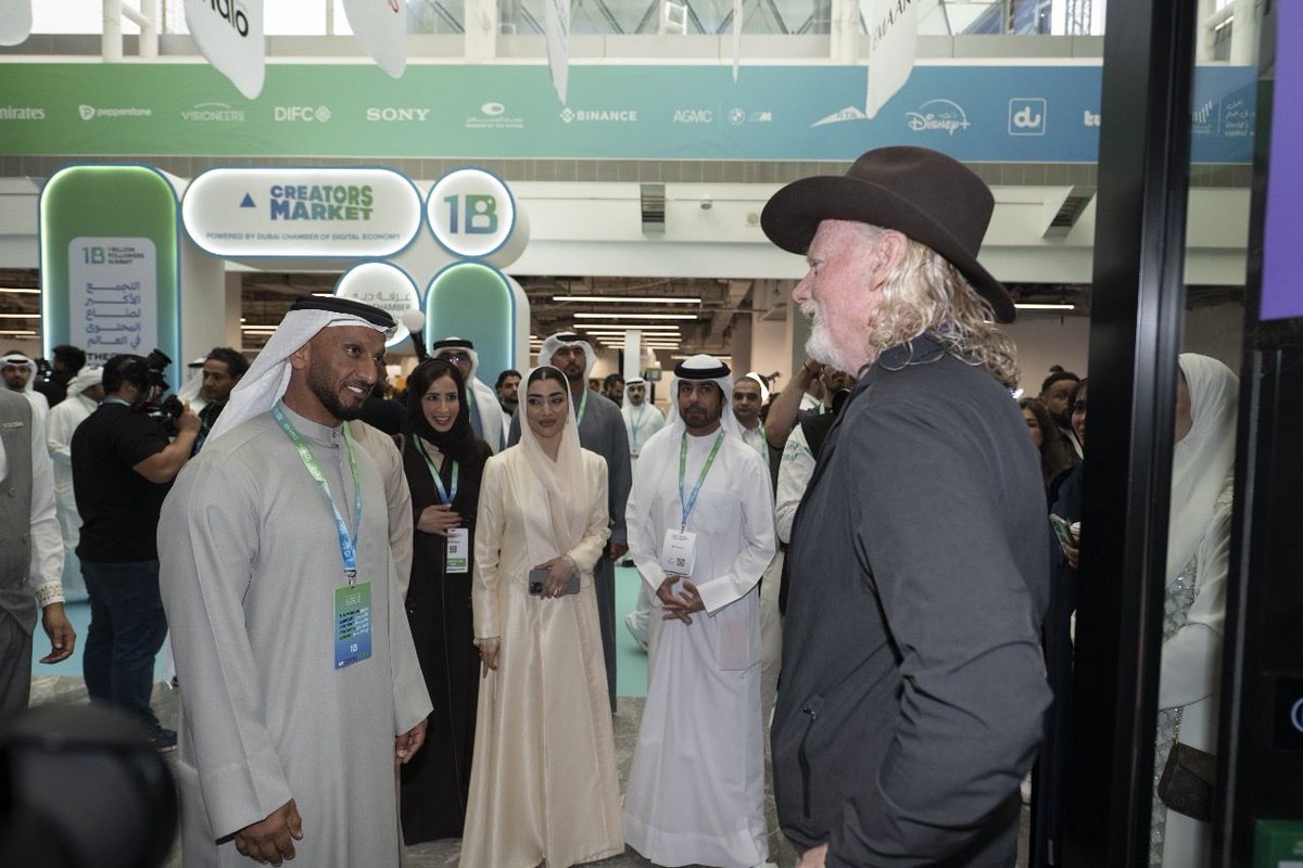 AMB_Alhamed's tweet image. عندما تلتقي العقول الملهمة على أرض الطموحات، لا نكتفي بتشكيل الأفكار، بل نرسم مستقبلاً جديداً يقوده المحتوى الهادف وتحركه قوة الإبداع، وقد تجلى هذا المعنى بكل أبعاده خلال جولتنا في أروقة قمة المليار متابع.. هناك شهدت زخماً استثنائياً يفيض بالطاقة الإبداعية؛ رأيت عقولاً من شتى…