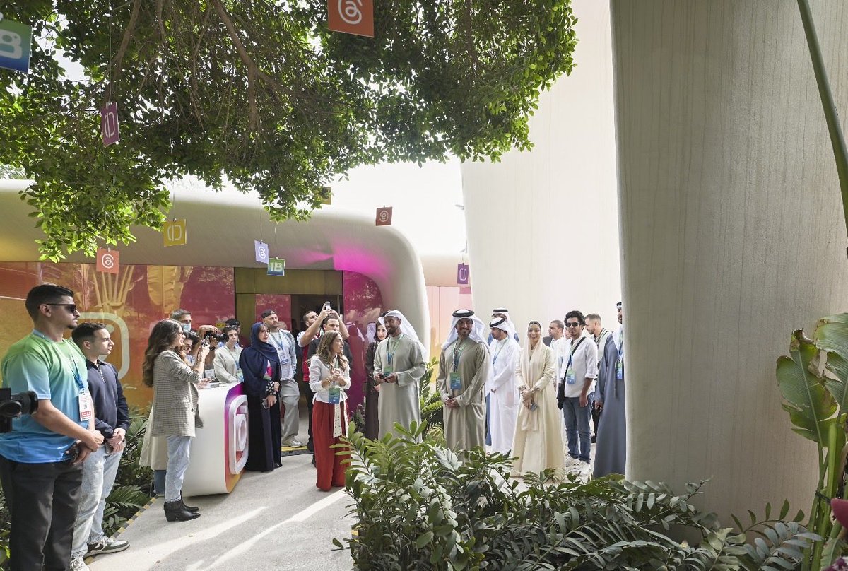 AMB_Alhamed's tweet image. عندما تلتقي العقول الملهمة على أرض الطموحات، لا نكتفي بتشكيل الأفكار، بل نرسم مستقبلاً جديداً يقوده المحتوى الهادف وتحركه قوة الإبداع، وقد تجلى هذا المعنى بكل أبعاده خلال جولتنا في أروقة قمة المليار متابع.. هناك شهدت زخماً استثنائياً يفيض بالطاقة الإبداعية؛ رأيت عقولاً من شتى…