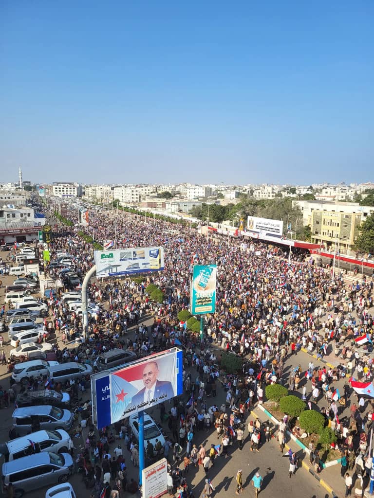 مليونية تاريخية في العاصمة عدن تفويضا للرئيس الزُبيدي ودعما للمجلس الانتقالي الجنوبي والقوات المسلحة الجنوبية 
#اعتقال_وفد_الانتقالي_بالسعوديه
#اعلان_دولة_الجنوب_العربي.