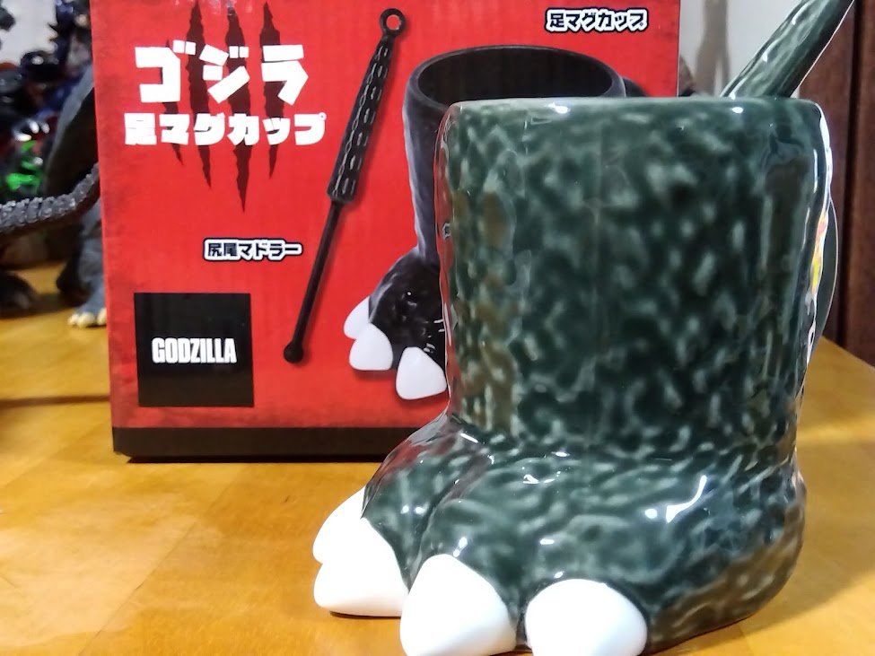 ゴジラ新作公開日決定、の日にゲーセン景品のゴジラ足マグカップ。これ