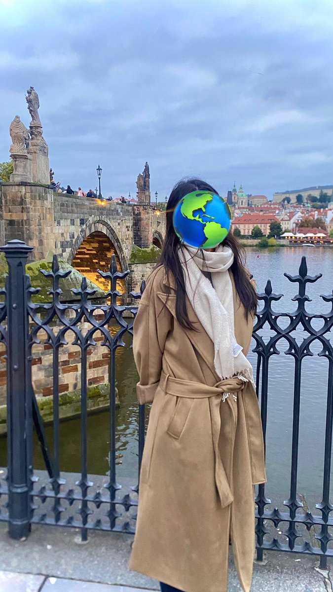 bincangurban's tweet image. ini kemampuan yg sangat gue banggakan btw. bayangin gue pernah bawa ransel ryan air di suhu 9-14°C utk ENAM hari.

bisa bawa 3 sweater, jeans, rok + stocking, DUA heattech, + TRENCH COAT (ini dipake sih). muat bawa handuk, piyama, sandal utk ke toilet hostel, + catokan jg🙂‍↕️