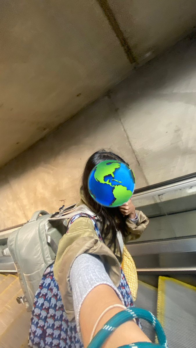 bincangurban's tweet image. ini kemampuan yg sangat gue banggakan btw. bayangin gue pernah bawa ransel ryan air di suhu 9-14°C utk ENAM hari.

bisa bawa 3 sweater, jeans, rok + stocking, DUA heattech, + TRENCH COAT (ini dipake sih). muat bawa handuk, piyama, sandal utk ke toilet hostel, + catokan jg🙂‍↕️