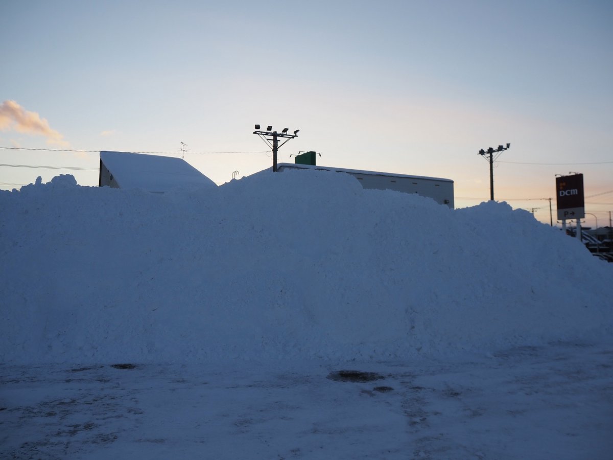 《この山を均してスキーゲレンデをいざ作ろうぞコープさっぽろ！》

「ドカ雪の残滓」だね（笑）
札幌市長様、雪まつりの雪は江別から調達してください。定山渓からだとR230が輸送ダンプで混むだけ。江別の方がずっと近いです(*^_^*)

皆様、良い日曜日を(^^♪

#短歌　#雪山　#日曜日　#定山渓