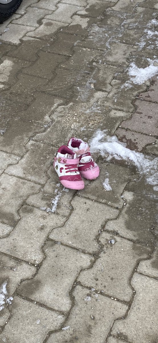 Bi minik ayakkabılarını park edip gitmiş