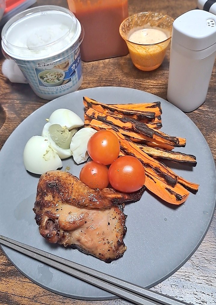 昨日一昨日と休肝日にしたし、今日も明日もフルで休日出勤だし、洗濯も２回したから今日はズボラにハイボールからはじめてワインも飲みたい、タラタラと(1人家飲み飲みすぎる)