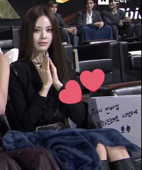 blckpinkpic's tweet image. izna’s jeemin wrote “congratulations to my senior jennie, I love you" 🥹🫶🏻🫶🏻

LET THIS GIRL GET HER MOMENT WITH JENNIE