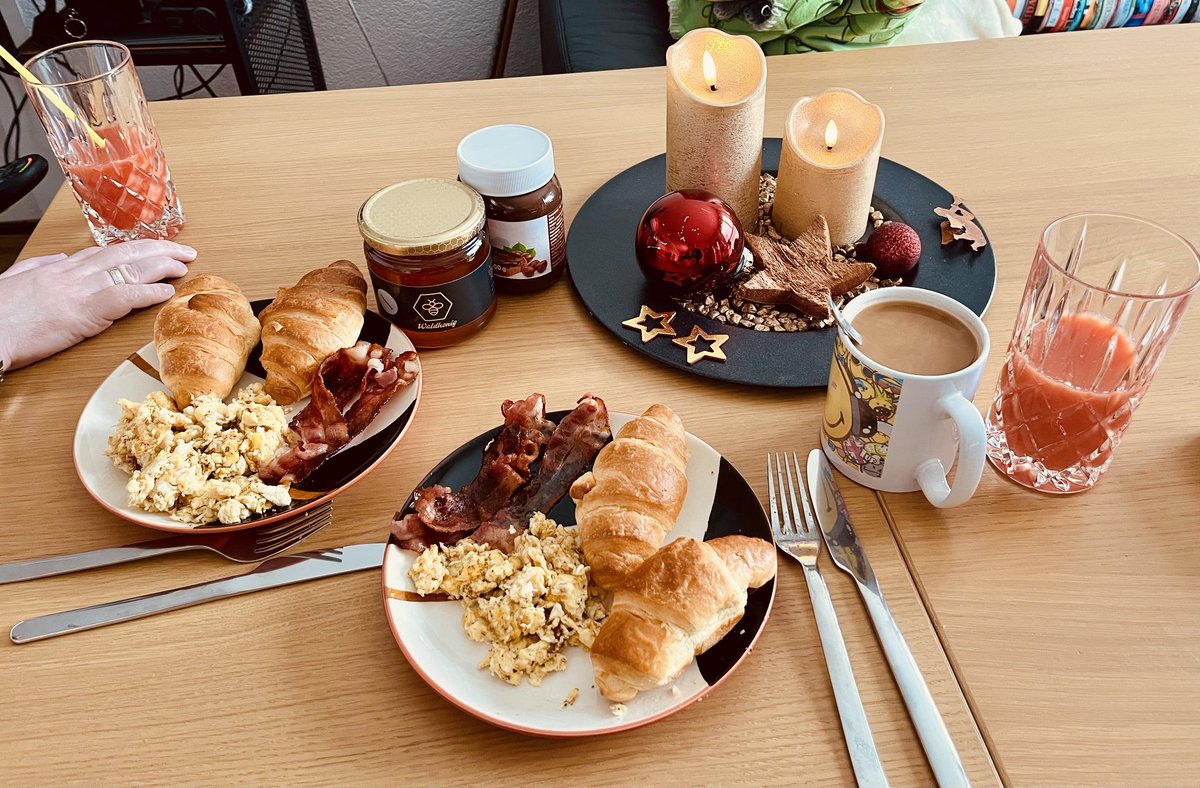 Irdarian's tweet photo. Feiner, feiner Geburtstagsbrunch für @catalyna_me, das Geburikind 🎇🍾 https://t.co/5Rbsl3CTvs