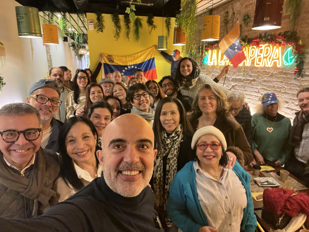 danielsirera's tweet image. Hoy, como siempre, con Venezuela: 
1️⃣ Libertad inmediata para todos los presos políticos.
2️⃣ Regreso inmediato de los exiliados.
3️⃣ Devolución de los bienes confiscados.
4️⃣ Libertad de expresión, manifestación y asociación.
5️⃣ Elecciones libres y con garantías.