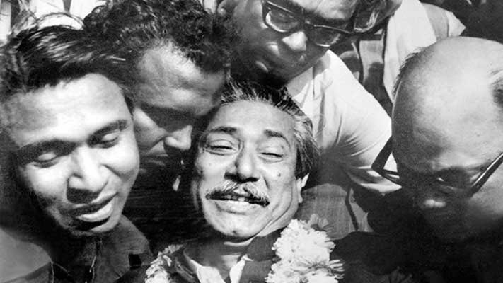 Reshmi29's tweet photo. Today, 10 January, is the Homecoming Day of the Father of the Nation, Bangabandhu Sheikh Mujibur Rahman. After being released from captivity in Pakistan, he returned to the soil of newly independent Bangladesh on this day in 1972. https://t.co/oTy7GJhVNn