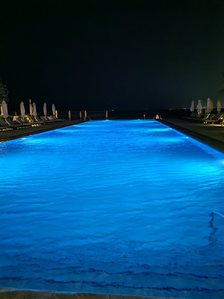 لا شيء يشبه شيء, ولا أحد يعوض غياب أحد, أشياؤنا المختلفه إن ضاعت ,ليس لها بديل !

#مساء_الخير_والسعاده_للجميع 
#مساء_الود