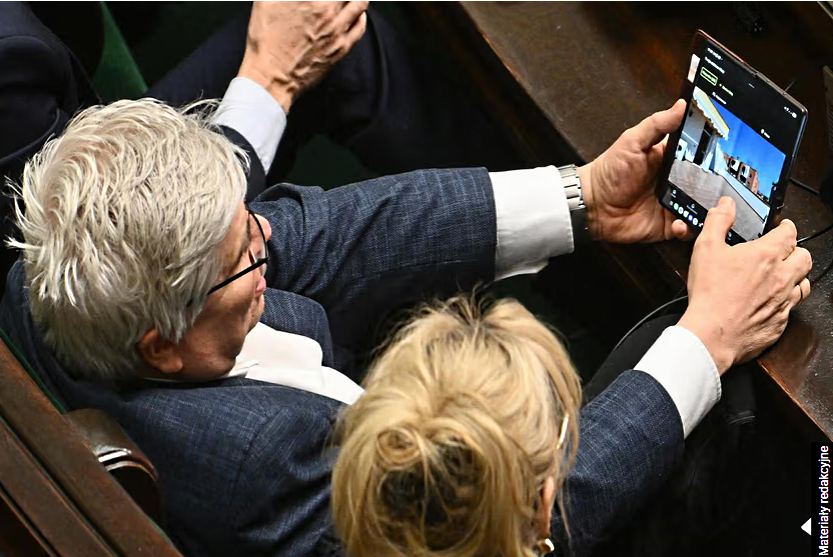 Maciej Lasek w czasie obrad sejmu, ogląda na tablecie ofertę sprzedaży domu w miejscowości Scalea na południu Włoch w regionie Kalabria.
Pamiętajmy, że wszyscy zrzucamy się na uposażenie pana posła, żeby właściwie wypełniał swoje obowiązki.
👇👇👇👇 
fakt.pl/polityka/co-pr…