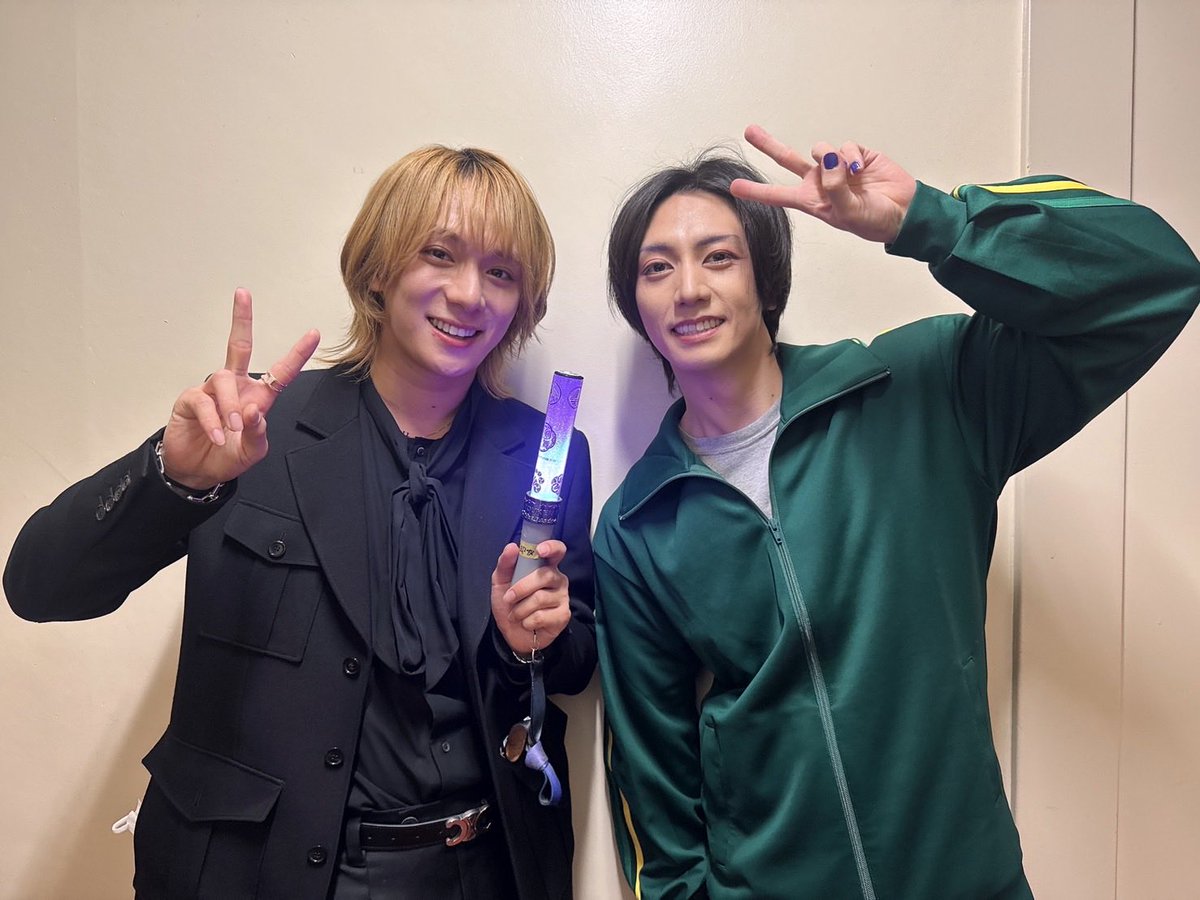 Shogotter0's tweet photo. ミュージカル『刀剣乱舞』
〜静かなる夜半の寝ざめ〜
本日はありがとうございました！！

せーちゃんが来てくれた！！！
嬉しい☺️!!

明日は2公演！！
全力で🐾🐾ﾜﾝ
#刀ミュ https://t.co/FpgxrGY5dE