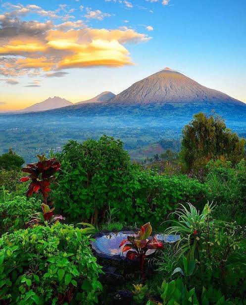 IShowSpeedHQ's tweet image. 🚨| WATCH: Speed says Rwanda is the MOST BEAUTIFUL country he’s ever been to 🇷🇼🤩

“I’ll come back one day and stay for a whole week… just for vacation.” 😳👀