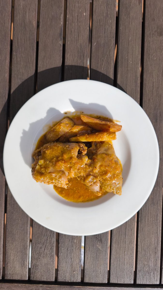 Avui he fet una recepta de la meva iaia: "Peus de Porc amb Naps Negres" i no em puc sentir millor. Sóc un apassionat de la cuina d'abans i convençut de que val la pena (de tant en tant) passar-te una estona als fogons  perquè la seva/nostra cuina no caigui el l'oblit.