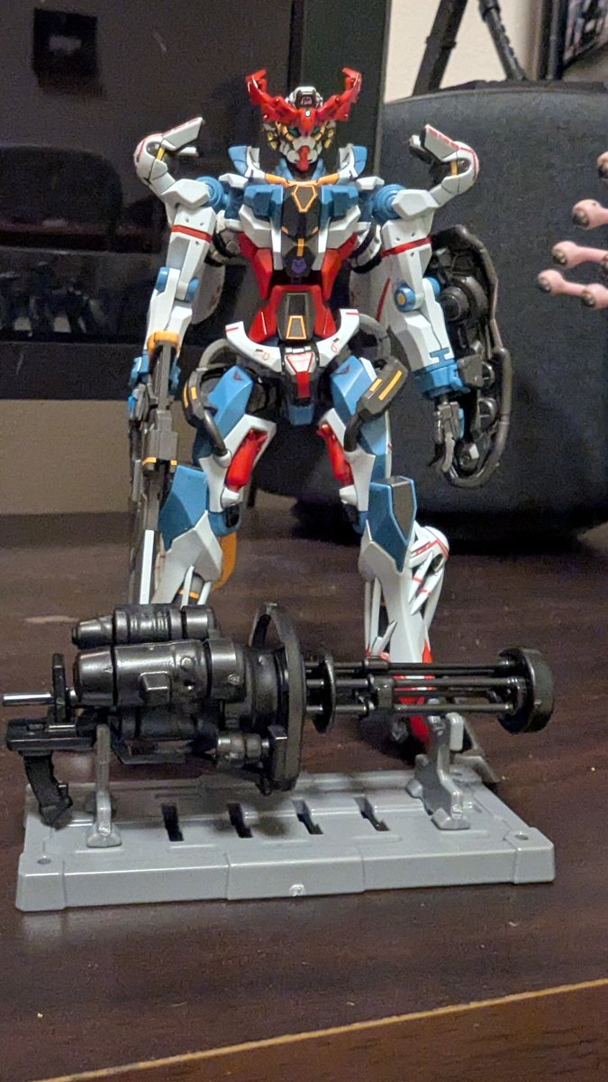 セリアで購入したミニチュアガトリングガン。大きさはHGでちょうど良いサイズ！持ちてのところを細く加工すれば保持も可能っぽいです😄