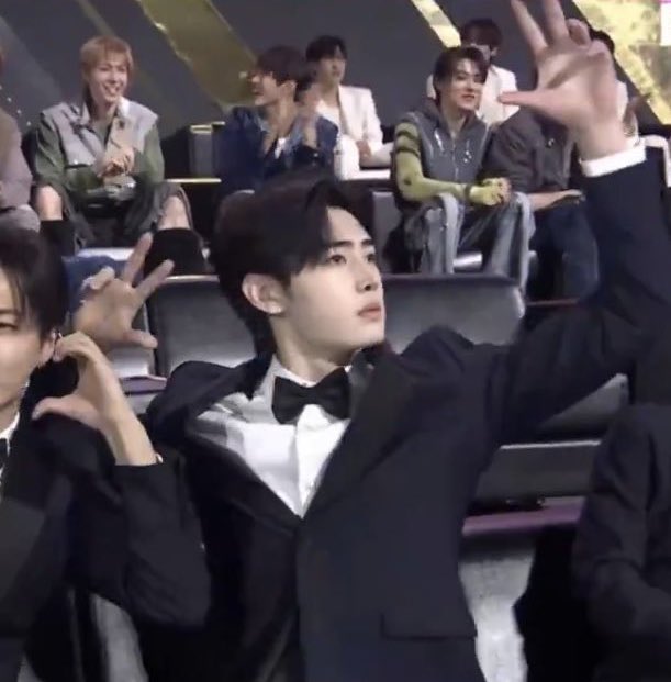 rubypjs's tweet image. an introvert and a fake introvert