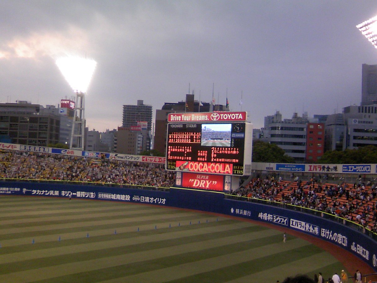 新井貴浩1000本安打、金本知憲2000本安打、記念ワイン これはよく見えないけど金本知憲2000本安打と新井貴浩1000本安打同時