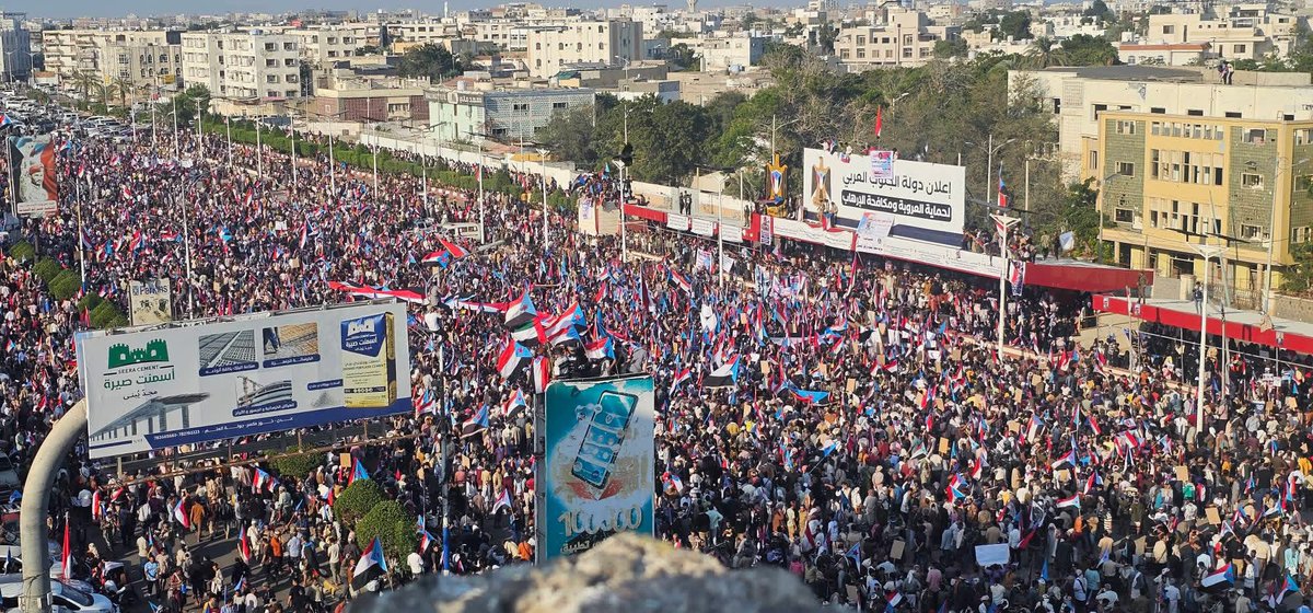 AdenReem's tweet photo. انا الشعب زلزلة عاتية
ستخمد نيرانهم قبضتي
ستخرس اصواتهم صيحتي 
انا الشعب عاصفة طاغية

على قبضة اصراري
سيفنى كل جبار

تصوير ادم محمد
١٠/١/٢٠٢٦ https://t.co/4VFMxPoYgp