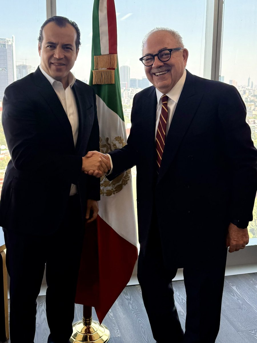 LuisRosendo_'s tweet photo. Gran gusto recibir al  embajador ante la Unión Europea, Rogelio Granguillhome, @RGrangui, para dialogar sobre las nuevas oportunidades de cooperación comercial que se abren ante la firma del Acuerdo Modernizado entre 🇲🇽 y 🇪🇺. El objetivo prioritario es exportar más al mundo. Por ello trabajamos de la mano para diversificar nuestros mercados, encontrar nuevas fuentes de inversión, e incentivar la innovación. Se viene un gran año para las relaciones entre nuestro país y la UE 🏭 @EmbMexBelgicaUE @SE_mx @m_ebrard @Claudiashein