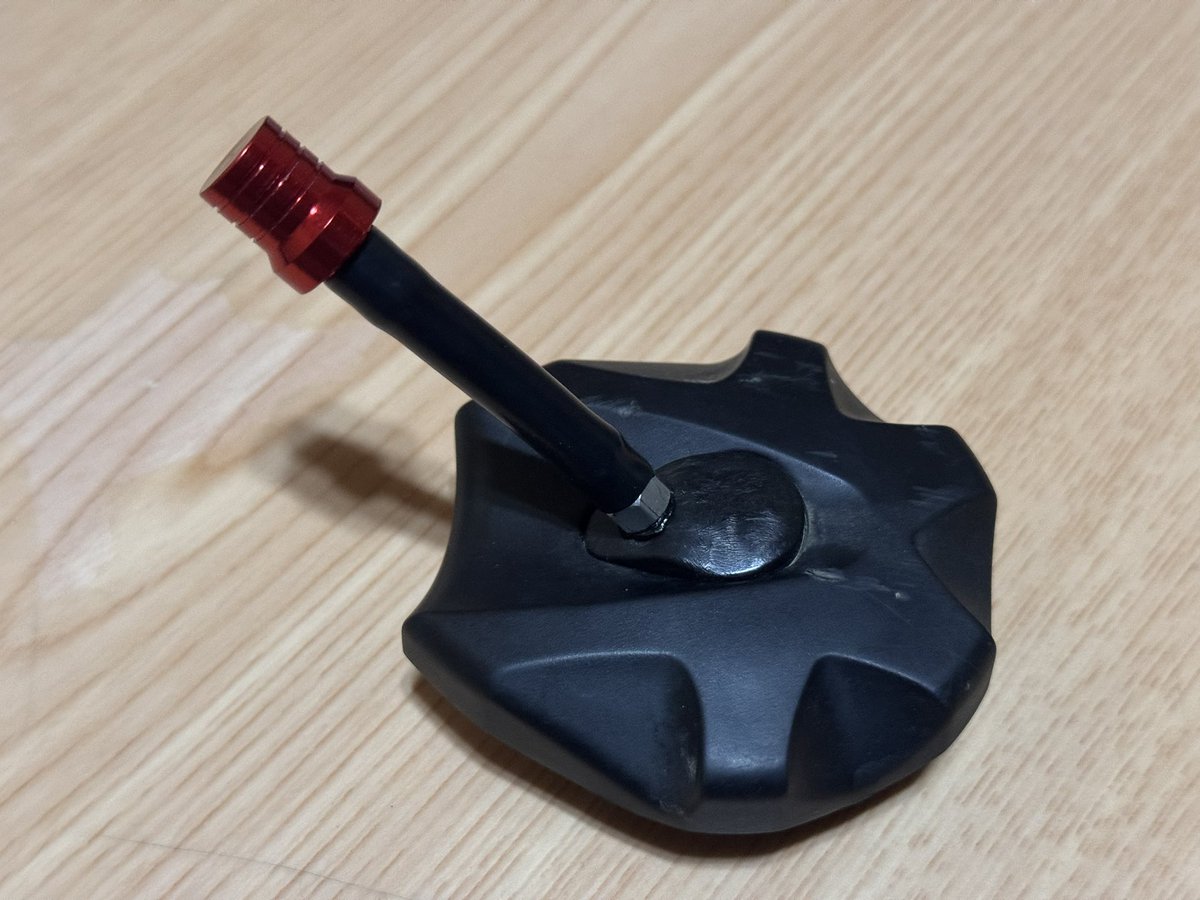 Laboyade's tweet image. タンクキャップの短小チ◯コが折れたので金属ニップル突っ込んでみた！