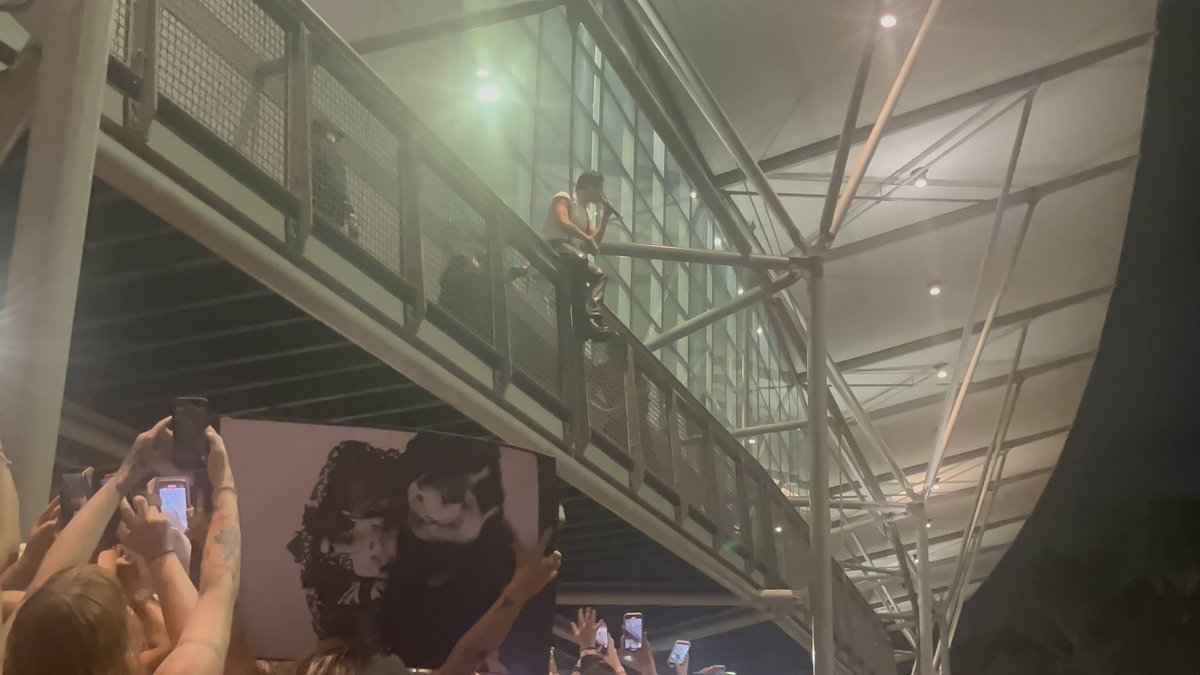 VenusLehane's tweet photo. Saw Yungblud play live for the first time tonight with my best friend! I’m so happy right now 🩷🤟🏼🖤🔥 https://t.co/ckUI8L75og