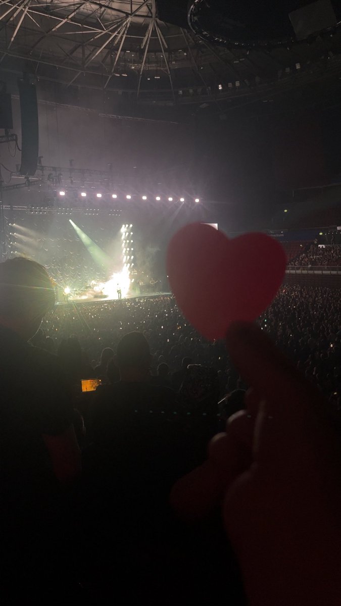VenusLehane's tweet photo. Saw Yungblud play live for the first time tonight with my best friend! I’m so happy right now 🩷🤟🏼🖤🔥 https://t.co/ckUI8L75og