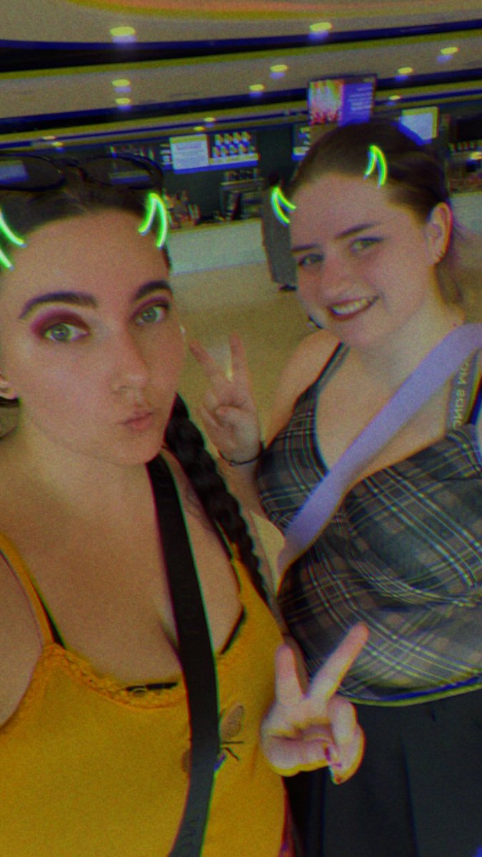 VenusLehane's tweet photo. Saw Yungblud play live for the first time tonight with my best friend! I’m so happy right now 🩷🤟🏼🖤🔥 https://t.co/ckUI8L75og