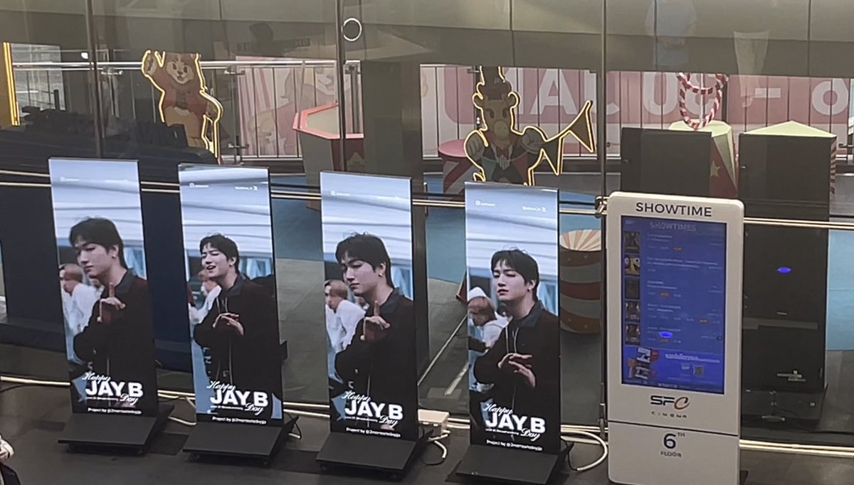 ปล.1 มีในห้างตรงทางเข้าหน้าบันไดเลื่อนที่ยาวด้วยนะคะ แต่ส้มถ่ายแล้วติดคนเดินไปมาในคลิป เลยไม่ได้ลงคลิปจากด้านในนะคะ🥰😍