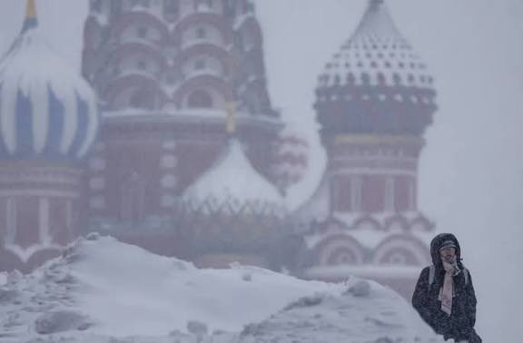 2001OnLine's tweet image. 🇷🇺❄️🥶El principal aeropuerto de Moscú,Sheremétevo, suspendió este sábado la recepción de vuelos debido a la mayor nevada del invierno, que ha sepultado la capital rusa bajo una gruesa capa de nieve.#10Enero
EFE